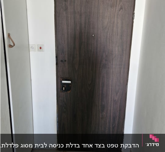 דלת עץ כהה עם ידית מתכת